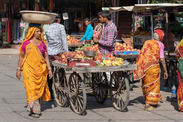 Pushkar India Νοεμβρίου 2018 Έμπορος Τροφίμων Που Πουλάει Φρούτα Στην — Φωτογραφία Αρχείου