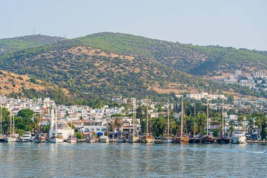 Bodrum, Türkiye - Eylül 04, 2019: Bodrum Marina manzarası, Bodrum 'da yelkenli tekne ve yatlar. Ege Denizi kıyısı ve kıyılarında yatlar var.