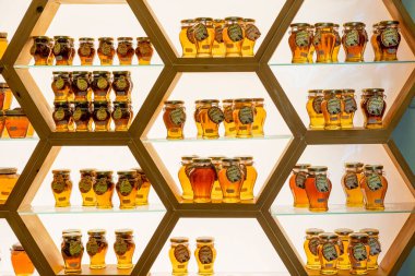 Kos Adası, Yunanistan - Eylül 04, 2019: Arıcılar bal ürünlerini Yunanistan 'ın Kos adasındaki sokak mağazasında turistlere ve yerel halka sattılar