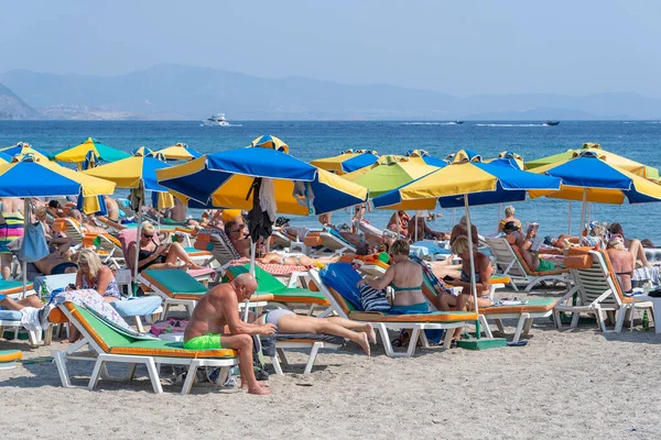 Isla Kos Grecia Septiembre 2019 Personas Relajadas Tomando Sol Tumbonas — Foto de Stock