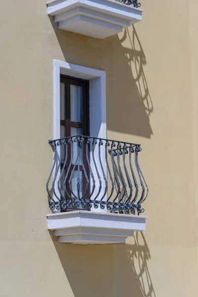 Ventanas Con Balcón Fachada Del Edificio Con Adornos Hierro Fundido — Foto de Stock