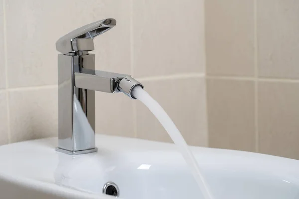 Détails Bidet Céramique Blanche Avec Eau Coulant Robinet Dans Salle — Photo