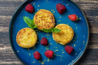 Naneli ve kırmızı ahududulu cheesecake. Lezzetli tatlı, Ukrayna yemeği. Kapat, üst görünüm