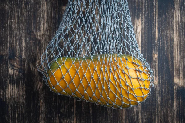 Bolsa Malla Reutilizable Mano Con Calabaza Sobre Fondo Madera Primer — Foto de Stock