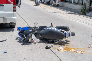 Koh Phangan, Tayland - 19 Mayıs 2019: Koh Phangan, Tayland 'daki tropikal ada Koh Phangan yolunda motosiklet kazası. Caddede bir motosiklet arasında trafik kazası