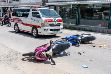 Koh Phangan, Tayland - 19 Mayıs 2019: Koh Phangan, Tayland 'daki tropikal ada Koh Phangan yolunda motosiklet kazası. Caddede bir motosiklet arasında trafik kazası