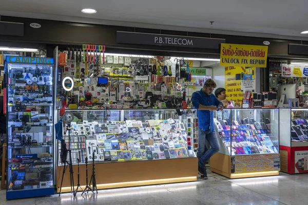 Bangkok Thailand Maio 2019 Homem Trabalhando Uma Loja Eletrônicos Celulares — Fotografia de Stock