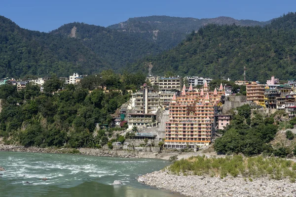 Rishikesh India Listopad 2018 Piękny Widok Nasyp Rzeki Ganges Górski — Zdjęcie stockowe