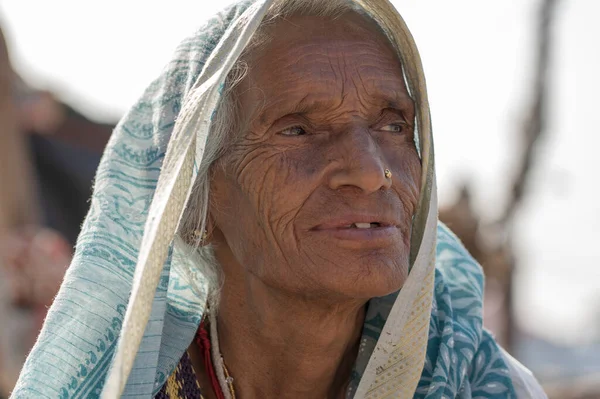 Rishikesh India November 2018 Indian Old Woman Sits Ghat Ganges — Stock Photo, Image