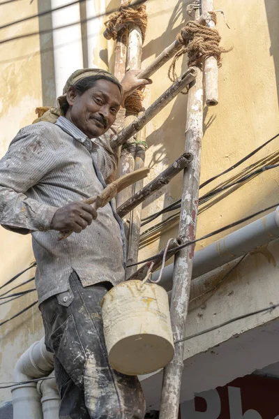 Rishikesh Índia Novembro 2018 Homem Indiano Feliz Pinta Parede Casa — Fotografia de Stock