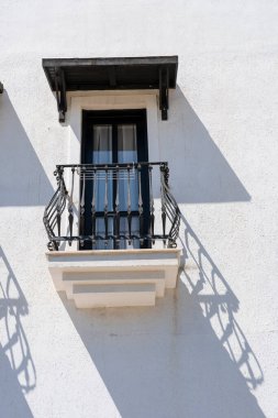 Türkiye 'nin Bodrum kentinde balkonlu pencereler, dökme demir süslemelerle donatılmış ön cephe