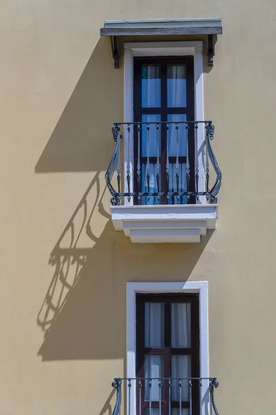 Ventanas Con Balcón Fachada Del Edificio Con Adornos Hierro Fundido — Foto de Stock