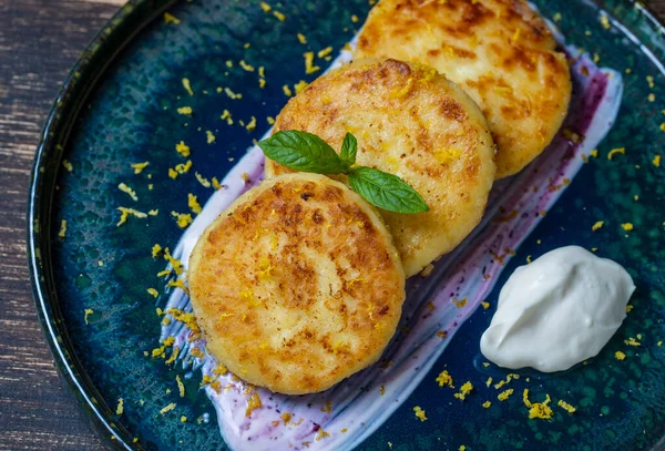 Naneli ve ekşi kremalı peynirli kek. Lezzetli tatlı, Ukrayna yemeği. Kapat, üst görünüm