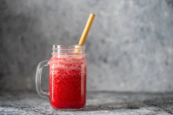 Batido Arándano Fresa Tarro Albañil Con Paja Bambú Batido Rojo — Foto de Stock