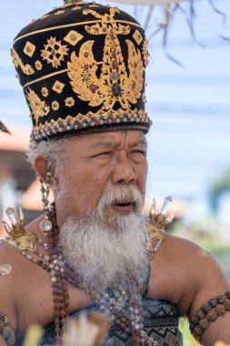 UBUD, BALI, INDONESIA - 22 Nisan 2019: Ida Pedanda Gede, Gunung 'u Hindu bir başrahip yaptı, Ubud, Island Bali, Endonezya' daki merkez caddede Bade yakma töreninde dini namaz kıldırdı.