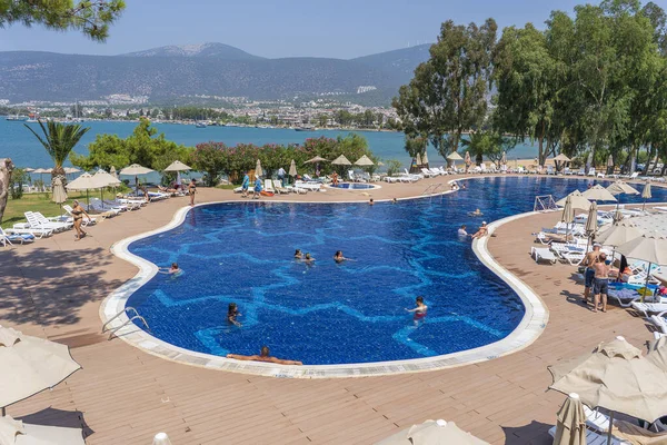 Didim Turkije September 2019 Mensen Zwemmen Zonnebaden Het Zwembad Aan — Stockfoto