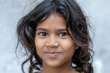 UDAIPUR, INDIA - 21 Kasım 2018: Udaipur, Rajasthan, Hindistan 'da sokak pazarındaki Hintli genç kız,