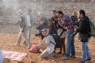 PUSHKAR, INDIA - 14 Kasım 2018: Fotoğrafçı Pushkar Camel Mela, Pushkar Deve Fuarı 'nda fotoğraf çekti. Dünyanın dört bir yanından birçok fotoğrafçı bu yıllık kutlamaya gelir..