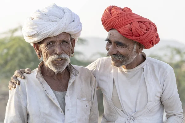 プシュカル インド 2018年11月12日 インドのラジャスタン州プシュカルの聖なる都市プシュカル近くのプシュカル カメル メラの間 砂漠のタールで2人のインド人男性 このフェアは世界最大のラクダ取引フェアです — ストック写真