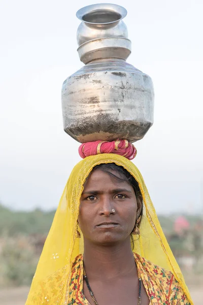 Pushkar India November 2018 Indiska Fattiga Kvinna Med Krukor Huvudet — Stockfoto