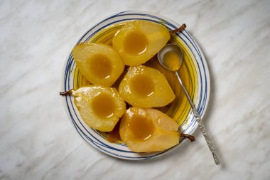 Portakal suyunda fırında armut, yakın çekim, üst manzara. Tatlı nefis..