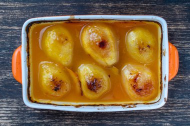 Portakal suyunda fırında armut, yakın çekim, üst manzara. Tatlı nefis..