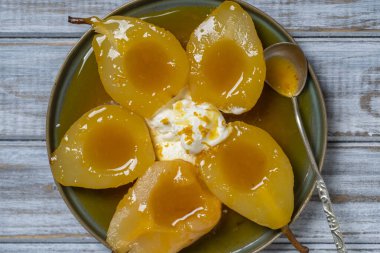 Portakal suyunda fırında armut, dondurmayla, yakın çekim, üst manzara. Tatlı nefis..