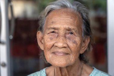 Koh Phangan, Tayland - 11 Mayıs 2019: Koh Phangan, Tayland 'da sokak pazarındaki yaşlı kadın portresi