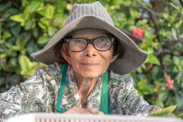 Koh Phangan Thailand Května 2019 Portrét Staré Ženy Brýlemi Kloboukem — Stock fotografie