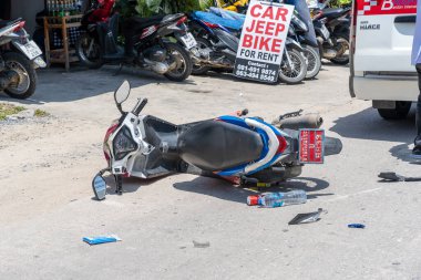 Koh Phangan, Tayland - 19 Mayıs 2019: Koh Phangan, Tayland 'daki tropikal ada Koh Phangan yolunda motosiklet kazası. Caddede bir motosiklet arasında trafik kazası