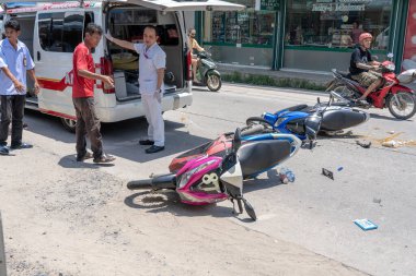 Koh Phangan, Tayland - 19 Mayıs 2019: Koh Phangan, Tayland 'daki tropikal ada Koh Phangan yolunda motosiklet kazası. Caddede bir motosiklet arasında trafik kazası