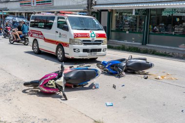 Koh Phangan, Tayland - 19 Mayıs 2019: Koh Phangan, Tayland 'daki tropikal ada Koh Phangan yolunda motosiklet kazası. Caddede bir motosiklet arasında trafik kazası