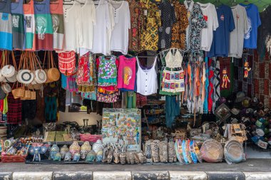 UBUD, BALI, İNDONEZYA - 24 Mart 2019: sokak giyim mağazası ve hediyelik eşya dükkanları, kapatın. Ubud, Bali Adası, Endonezya. Endonezya sokak pazarı