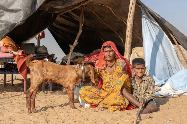Pushkar India Νοεμβρίου 2018 Ινδική Οικογένεια Μαζί Μια Κατσίκα Ζει — Φωτογραφία Αρχείου