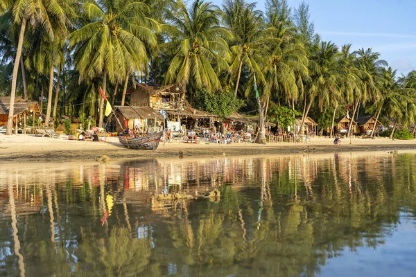 2019 관광객들이 녘푸른 코코넛 야자수들의 배경에 카페에서 휴식을 취한다 섬이다 — 스톡 사진