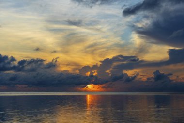 Hint Okyanusu üzerinde Tanzanya 'nın Zanzibar adasında, Doğu Afrika' da güzel bir gündoğumu. Seyahat ve doğa kavramı. Sabah gökyüzü, bulutlar, güneş ve deniz suyu