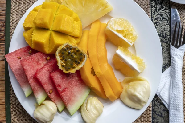 Tropische Früchte Auf Dem Frühstücksteller Nahaufnahme Draufsicht Frische Wassermelone Ananas — Stockfoto