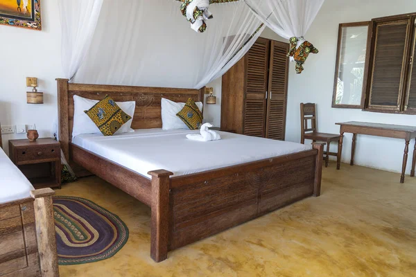 豪華なショーのインテリアデザインの装飾家具4つのポスターベッド付きの休日の別荘のベッドルーム ザンジバル島 タンザニア 東アフリカの海の上の熱帯ヴィラのインテリアデザイン — ストック写真