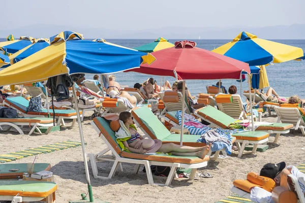 Ostrov Kos Řecko Září 2019 Lidé Relaxují Opalují Lehátkách Pod — Stock fotografie