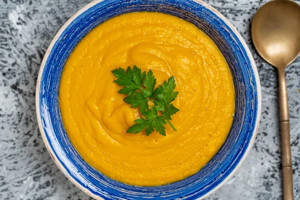 Grillet Gresskar Gulrotsuppe Med Fløte Gresskarfrø Bollebakgrunn Lukk – stockfoto