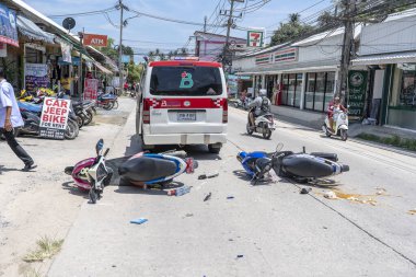 Koh Phangan, Tayland - 19 Mayıs 2019: Koh Phangan, Tayland 'daki tropikal ada Koh Phangan yolunda motosiklet kazası. Caddede bir motosiklet arasında trafik kazası