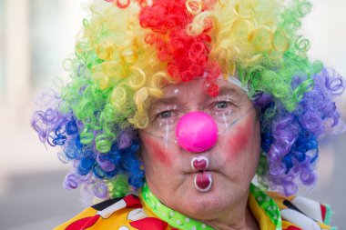 KIEV, UKIEV, UKRAINE - MAYIS 05, 2018: Etnik festival: Gelenekler - duygular - yaşam. Ukrayna, Kiev caddesinde çok renkli bir palyaçonun portresi