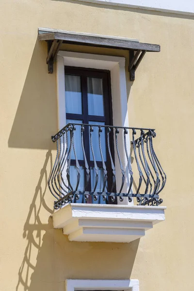 土耳其 博德莱城 带有阳台的带有铸铁饰物的建筑立面窗户 — 图库照片