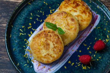 Naneli ve ekşi kremalı peynirli kek. Lezzetli tatlı, Ukrayna yemeği. Kapat, üst görünüm