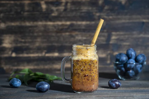 健康的な食事 食べ物 ベジタリアンのコンセプト ジュースのガラススムージーは ヴィンテージの木製のテーブルの上に新鮮な梅から振る バイオヘルシーな食べ物と飲み物 有機食 スペースのコピー — ストック写真