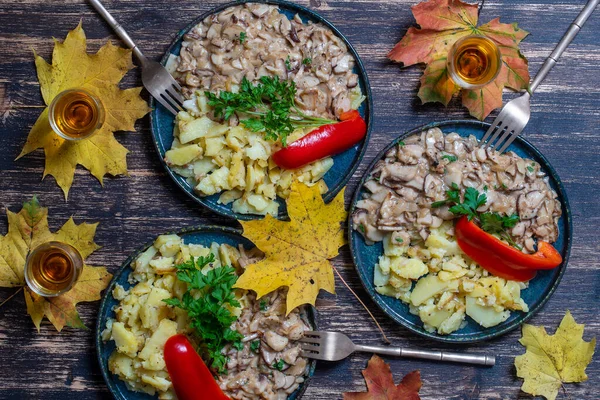 烤野生香菇和油炸土豆盘 顶部视图 乌克兰 — 图库照片