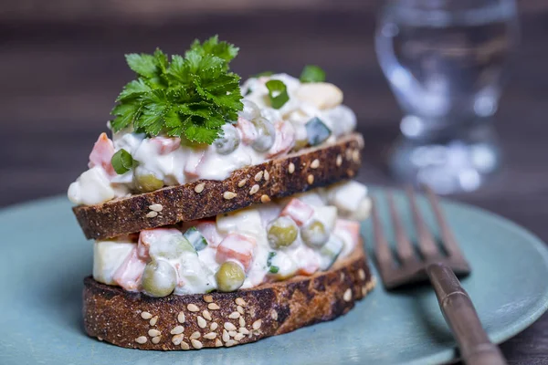 Gezonde Zelfgemaakte Dubbele Sandwich Met Olivier Salade Bord Klaar Eten — Stockfoto