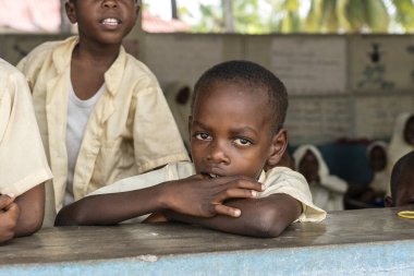 Zanzibar, Tanzanya - 15 Ocak 2020: Zanzibar, Tanzanya, Doğu Afrika 'daki dersten sonra yerel bir okulda kimliği belirsiz Afrikalı çocuklar