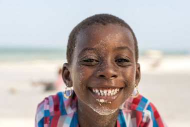 Zanzibar, Tanzanya - 15 Ocak 2020: Doğu Afrika, Tanzanya 'daki Zanzibar adasında denize yakın tropik bir plajda genç Afrikalı kız