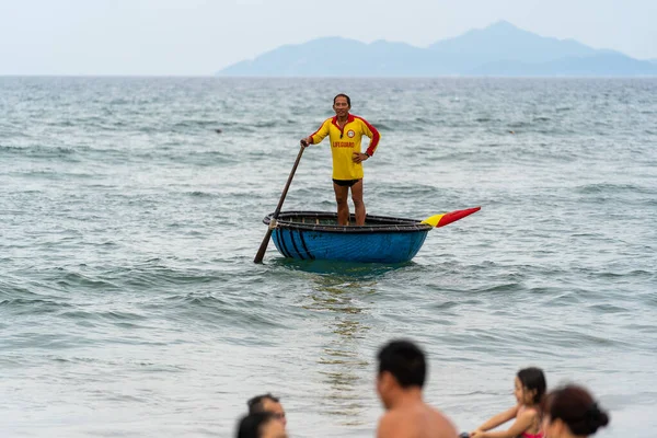 Danang Wietnam Czerwca 2020 Wietnamski Ratownik Morski Tradycyjnej Okrągłej Tkanej — Zdjęcie stockowe